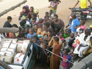 La distribution approche, on charge le camion à Conakry