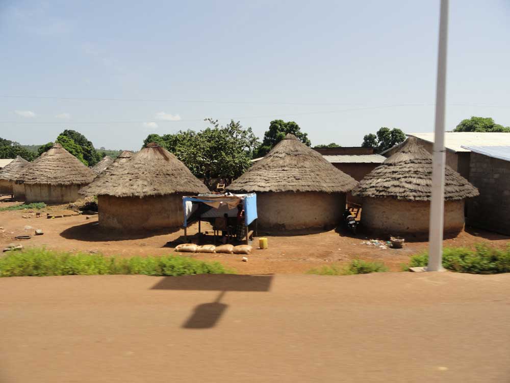 Des cases en Guinée
