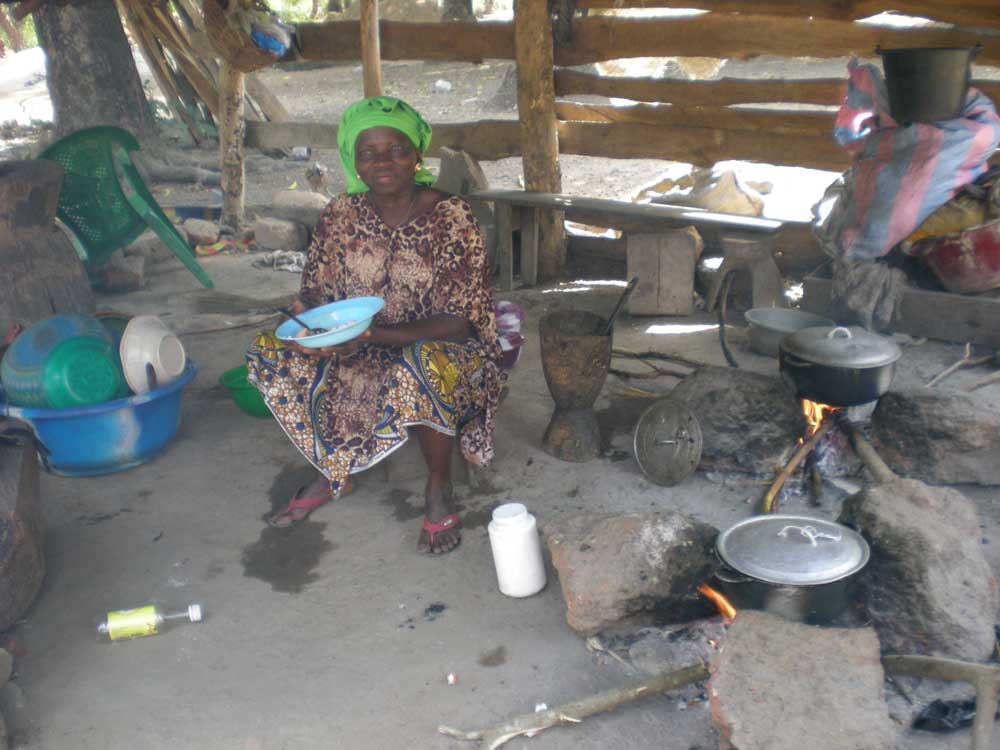 Une cuisine dans une case en Guinée